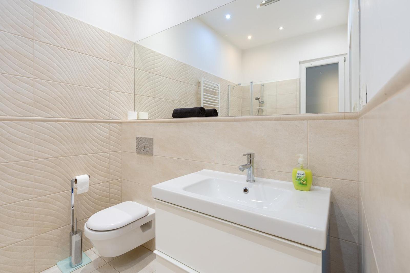 Garys Bright And Spacious Two Bedroom Flat Near Danube Будапеща Екстериор снимка